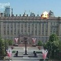 Snimak ukrajinskog napada na rusku zgradu vlade na dan parade: Letelica se zabija, čuje se strašan prasak! (video)