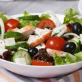 Grčka salata sa piletinom: Recept za brz, lagan i osvežavajući letnji ručak