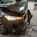 Prve fotografije stravične nesreće u centru Beograda: Volvo se zakucao u zgradu, pričinjena velika šteta