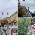 Srpske trobojke postavljaju se širom Novog Sada, u centru ih je stotinu! Sledi važan dan