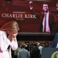 (Foto, video) komemoracija Čarliju Kirku: Svi su čekali Trampov govor, predsednik SAD grli udovicu Eriku dok grca u suzama…