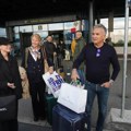 Saška Veselinov bez supruga sletela u Beograd: U rukama pune kese, sa njom Dijana i Srđan Đoković