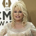 Doli Parton objavila fotografiju sa sestrom i ljudi ne mogu da veruju da baš ovoliko liče (FOTO)