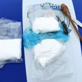 Uhapšeno dvoje u Beogradu zbog droge: Policija u autu na Novom Beogradu našla skoro 3 kilograma amfetamina i hladno oružje