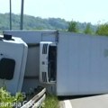 Užas kod Ostružnice! Auto obilazio preko duple pune, šleper skrenuo da ih ne pobije, uleteo u dvorište! Tuga