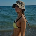 Skinula se žena Sergeja Trifunovića! Isidora puca u tangama, telo zategnuto kao praćka, žuti minijaturni bikini digao buru na…
