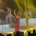 "Nećemo nastaviti": Senidu gađali ledom tokom nastupa - Pevačica prekinula koncert