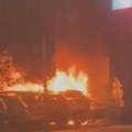 (Video) Vatra progutala više vozila, buktinja na parkingu u Novom Sadu usred noći