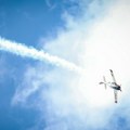 Evo zašto neki avioni ostavljaju dugačke bele tragove, a drugi baš nikakav: Naučnici objasnili šta su zapravo „zaprašivanja“…