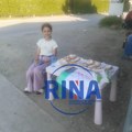 Dirljiva priča o ljubavi kćerke prema ocu koja je obišla Srbiju: Malena heriona Nina u Novom Sadu prodaje krofne kako bi…