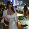 "Da li je ovo previše čak i za: Soraju?" Starleta objavila provokativne fotke iz Dubaija, korsetom jedva prekrila silikonske…
