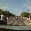 Ko je ovde kriv? Motociklista umalo udario decu na Bežaniji: Oni pretrčavali na crveno, a on se "provukao" između automobila…
