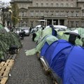 Studenti 2.0 ostaju do daljnjeg u Pionirskom parku, od jutros ih okružuju traktori bez registarskih oznaka (VIDEO)