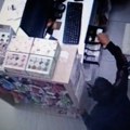 Snimak bizarne krađe u pet-šopu na Voždovcu: Radnica spazila lopova, skočila da ga spreči, nastala drama
