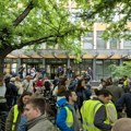 VIDEO: Novosadski studenti i građani na protestu zbog hapšenja aktivista, policija u pripravnosti