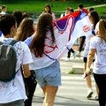 Grad vrveo od maturanata: I veliki i mali slavili su poslednji dan škole i početak novog, zrelijeg doba