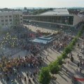 Prelepa slika poslata iz Čačka: Na desetine mališana uz vrtića zaplesalo zajedno na Gradskom trgu