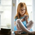 Vreme provedeno ispred ekrana istovremeno je i uzrok i posledica lošeg ponašanja dece, pokazuje novo istraživanje