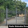 Kod gimnazije u Novom Sadu napisani pa prekrečeni grafiti koji vređaju profesorku i slave 'Ćacija'