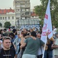 Još jedan protest u Beogradu, okupljeni ispred zgrade u kojoj živi Olivera Zekić