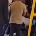 "Ima dece ovde, čoveče!" Skinuo gaće usred voza, putnici ga uhvatili i izbacili napolje! (video)