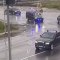 Putin krenuo na aljasku: Ruski lider u blindiranoj limuzini, oko njega jake mere obezbeđenja i hitna pomoć (foto)
