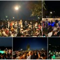 (Foto, video) Spektakularan koncert na Tvrđavi za kraj Novosadskog muzičkog leta Novosađani pod zvezdanim nebom uživali u…