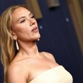 Bez perja, šljokica, dekoltea: Haljina Skarlet Johanson bukti od glamura