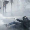 Francuska policija hapsi sve redom! Rade pendreci od ranog jutra, demokratska primena sile na ulicama!