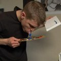 Likaso ima jezik preko 10 cm i njime slika po platnu: Ušao u Ginisa, ljudi u neverici šta sve može da izvede (video)