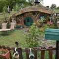 (Foto, video): Četiri sestre u brdima kraj Sarajeva sagradile su bosanski hobiton: U bajkovite kućice pod zemljom sada dolaze…
