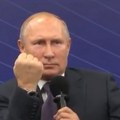 Putin u Sočiju, uz izvinjenje damama, rukom pokazao šta će dobiti oni koji žele poraz Rusije