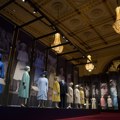 Najveća izložba garderobe kraljice Elizabete Druge: Koje haljine će biti među glavnim eksponatima (FOTO)