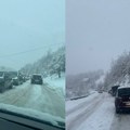 (Foto) Vozači se zaglavili u snegu. Jaka mećava napravila haos kod Nove Varoši. Dolaze šleperi u pomoć.