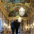 Brižit za ruku, a za Trampa: - zagrljaj Makron poželeo dobrodošlicu predsedniku SAD u Versajski dvorac: "Prijateljstvo…