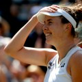 Linda Noskova i Marta Kostjuk u polufinalu Vimbldona