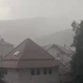 Crno nebo nad Sirinićkom župom: Dramatični snimci jakog nevremena i grada u Sirinićkoj Župi (foto/video)