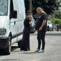 Haos ispred kuće Andrije Bajića, reagovala i policija: Ćerke izbacile stvari Male Cane, usledio sukob zbog cveća