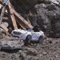 U rupi gradilišta završio deo zida sa armaturom, stepenice i garaža: Četiri porodice iz Novog Pazara iseljene iz kuća