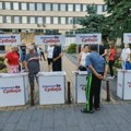 Nikad više direktora ispred „Komiteta“: Članovi SNS-a na samo pedesetak metara od komemorativnog skupa! Skup ispred „Komiteta“…