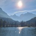 Жена је безбрижно пливала у језеру, а онда је осетила зубе и канџе: Преживела је са 38 шавова