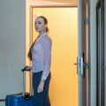 Stjuardesa otkrila trikove koji mogu da vam spasu život: Ovih 6 stvari obavezno proverava čim uđe u hotelsku sobu