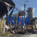 Horor u selu Trnava, vatra potpuno progutala fabriku za proizvodnju peleta i nameštaja: Veliki požar izbio rano jutros, tokom…