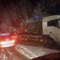 Sneg paralisao put ka Zlataru! Vozila zaglavljena, kolone kilometarske (foto/video)