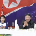 „Ona je najverovatnije naslednica!“: Kim Džong Un sprema ćerku za predsednicu, misteriozna devojčica glavna tema medija