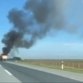 Drama na autoputu za Novi Sad: Gori kamion nasred puta, crni dim kulja na sve strane (video)