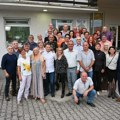 Nesvakidašnje slavlje u Topoli: Drugari iz vrtića i škole zajedno proslavili 60 godina života, na jednom mestu okupila se…
