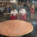 VIDEO Ponovo oboren rekord u Leskovcu: Napravljena pljeskavica od 86 kilograma