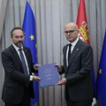 Žiofre predao Vučeviću Izveštaj Evropske komisije: Premijer poručio da EU konstatuje napredak Srbije u brojim oblastima, a…