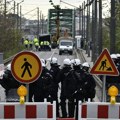 Policija privela četiri osobe na protestu na Savskom mostu (VIDEO)